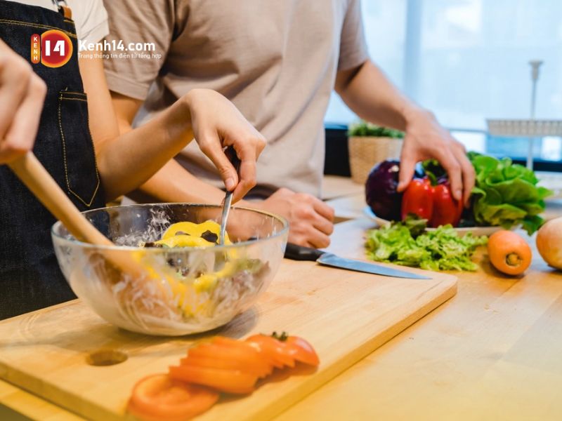 nên làm gì khi người yêu bị stress Nấu một bữa ăn ngon – Mẹo giảm stress cho người yêu bằng “chiếc bụng no”