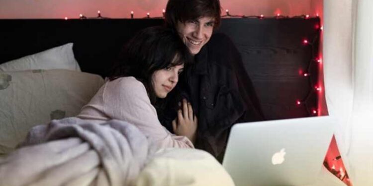 netflix and chill nghia la gi 1 Netflix and chill nghĩa là gì? Không chỉ là “xem phim”