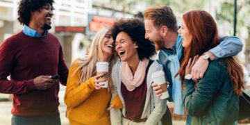 9+ hành động skinship nhẹ nhàng giúp rút ngắn khoảng cách