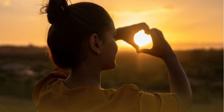 di date 1 minh Đi date 1 mình - Hành trình tự ôm lấy trái tim bé bỏng bản thân