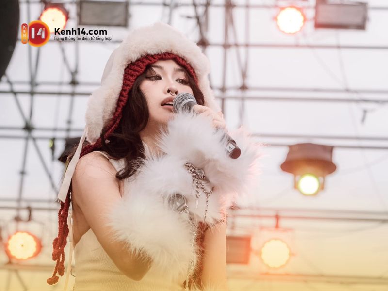 em xinh 52hz 2 Từ nhân viên văn phòng đến ca sĩ tài năng, em xinh 52Hz là nguồn cảm hứng cho thế hệ trẻ