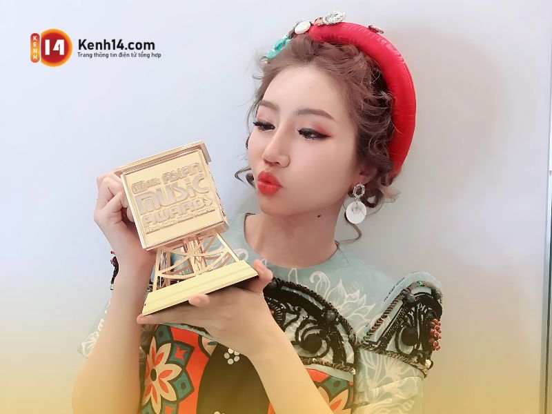 em xinh orange 3 Orange khoe chiếc cúp nhận được tại lễ trao giải MAMA vào năm 2018