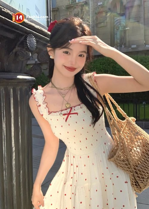 Váy babydoll hoặc váy midi hoa nhí vừa nữ tính, vừa thoải mái
