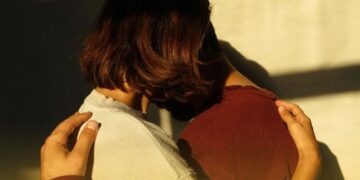 Over skinship là gì? Những ranh giới bạn cần biết để ứng xử chuẩn