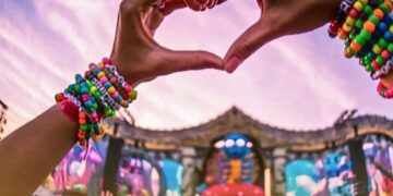 Rave là gì? Những điều cần biết về văn hóa tiệc tùng EDM