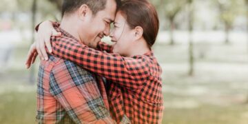 Skinship mạnh bạo là gì? Hiểu đúng và cách ứng xử tinh tế